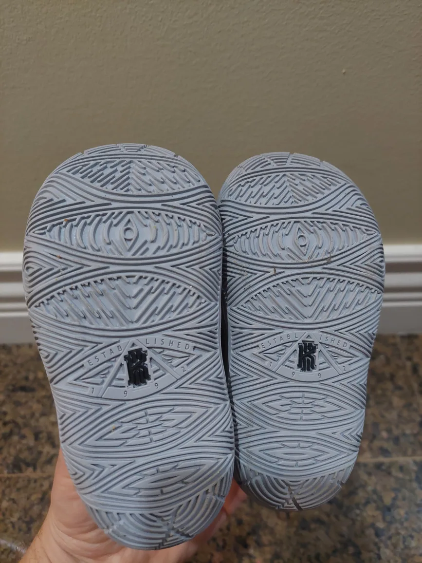 Nike Kyrie Irving Kids Toddlers Shoes Size 5c image indicator(7)