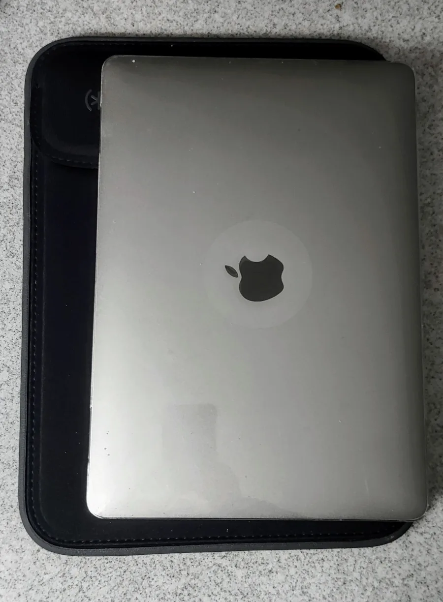 Speck Flaptop Sleeve for Macbook 12 inch image indicator(8)