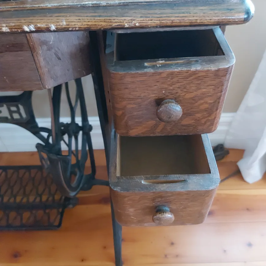 Antique Singer Sewing Machine No. 127 with Table image indicator(4)