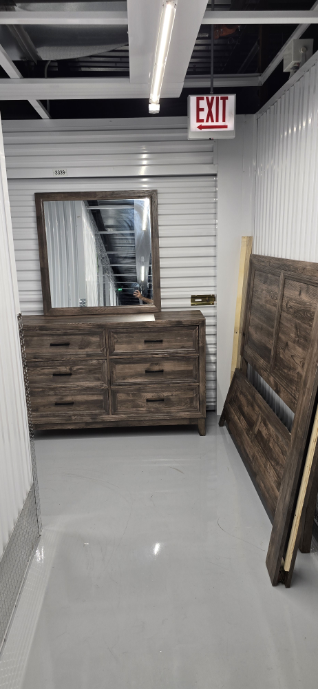 Queen Size Bedroom Set with Dresser and Mirror