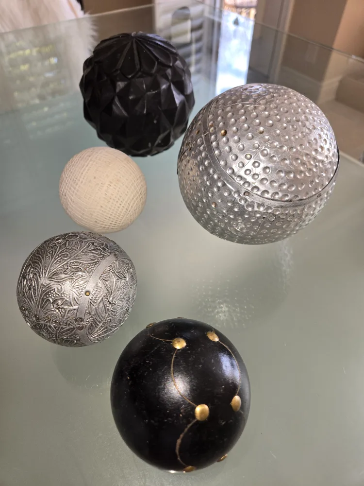 Set of 5 Decorative Balls & Red Plate image indicator(5)