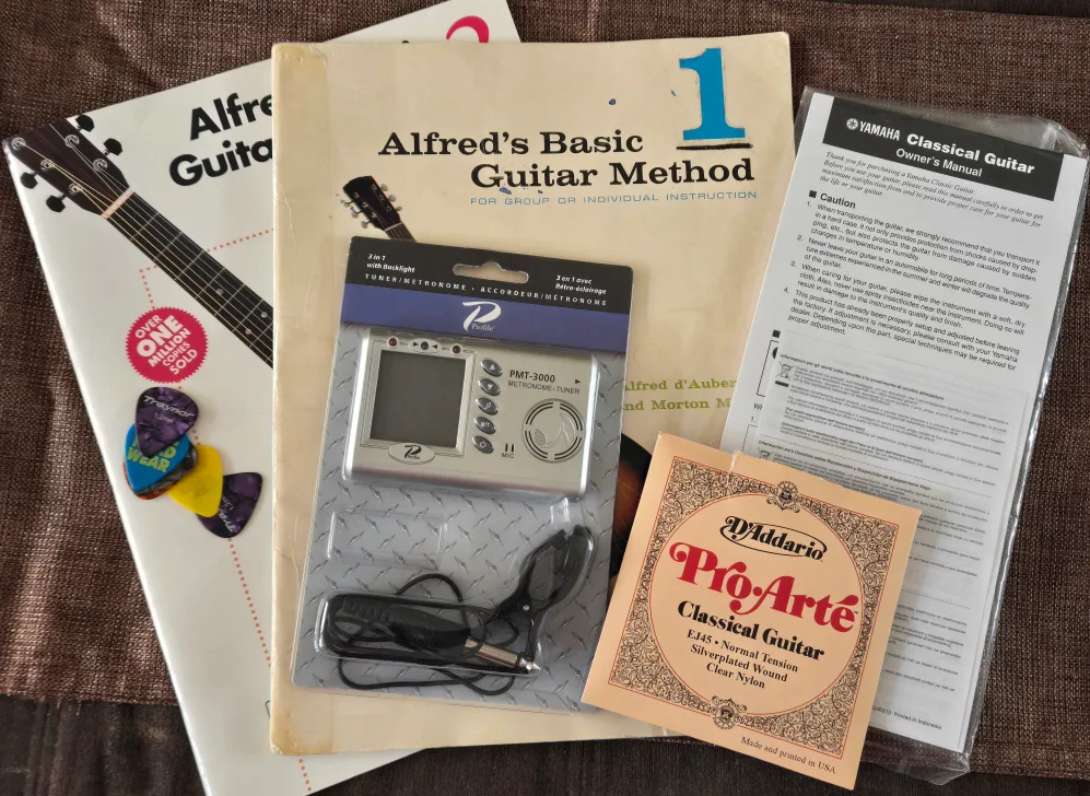 Yamaha Classic Guitar+Hardshell Case+Tuner+Strings image indicator(2)