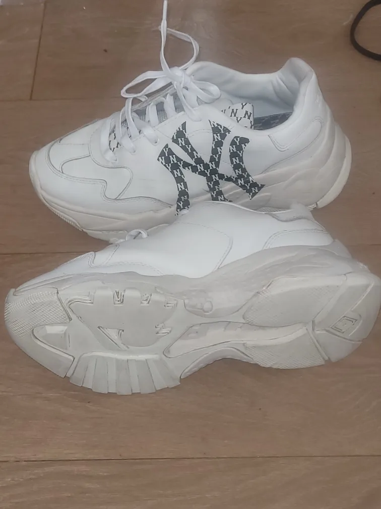 MLB New York Yankees White Sneakers image indicator(3)