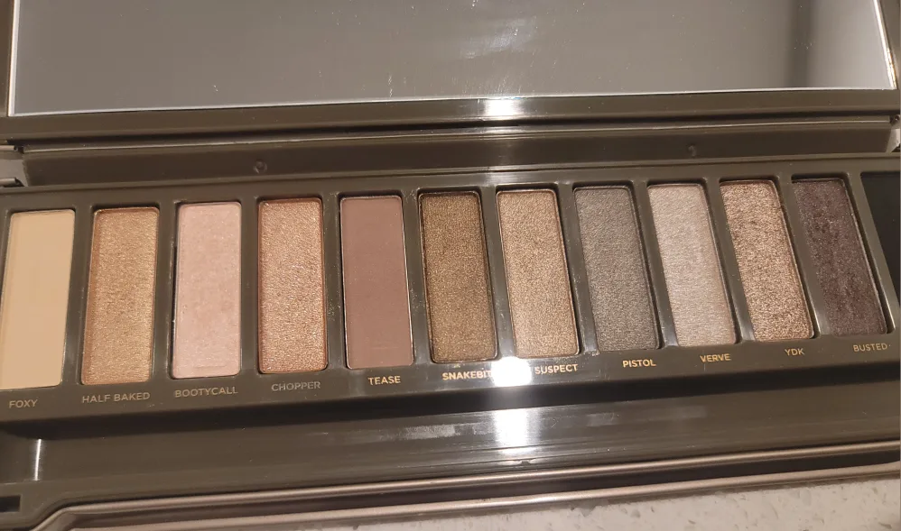 Makeup - Urban Decay Naked 2 Eyeshadow Palette image indicator(3)