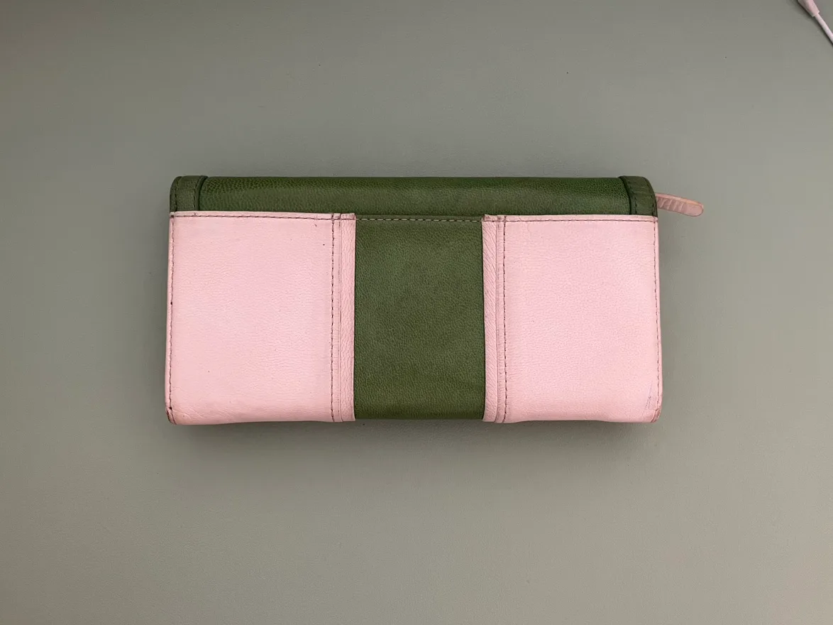 Kate Spade wallet image indicator(2)