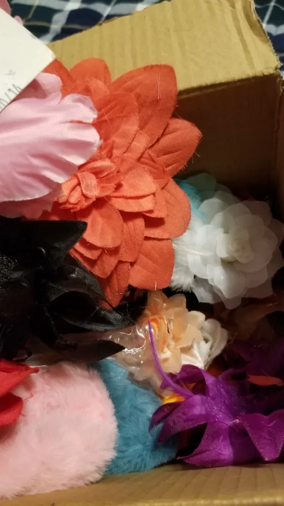 Box of flower hair clips image indicator(2)