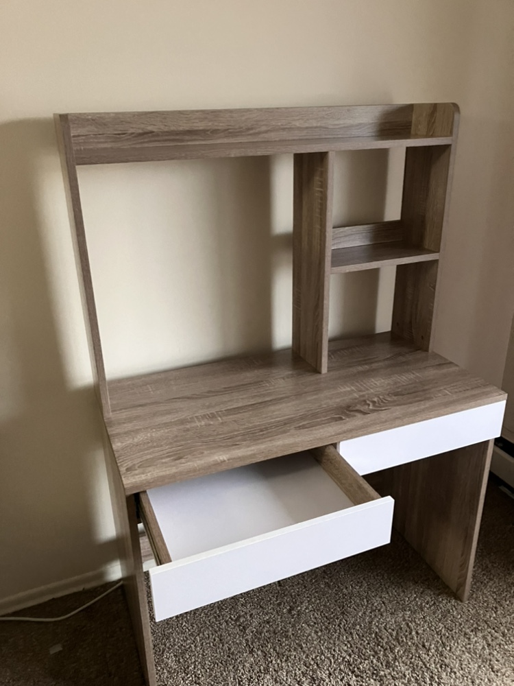 Gorgeous desk with beautiful (removable) hutch - photo 2