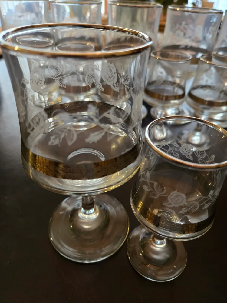 Set of 12 Vintage Etched Wine Glasses image indicator(2)