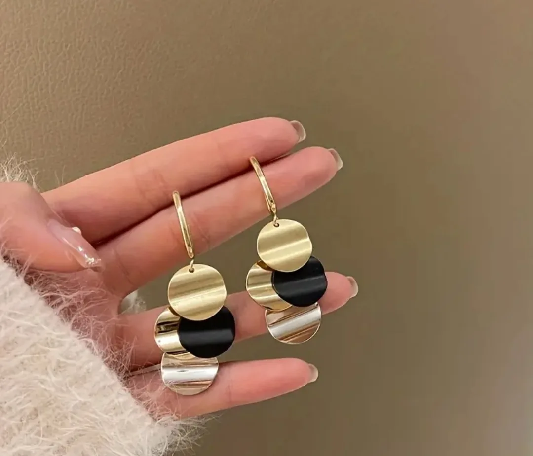 Gold and Black Geometric Earrings image indicator(4)
