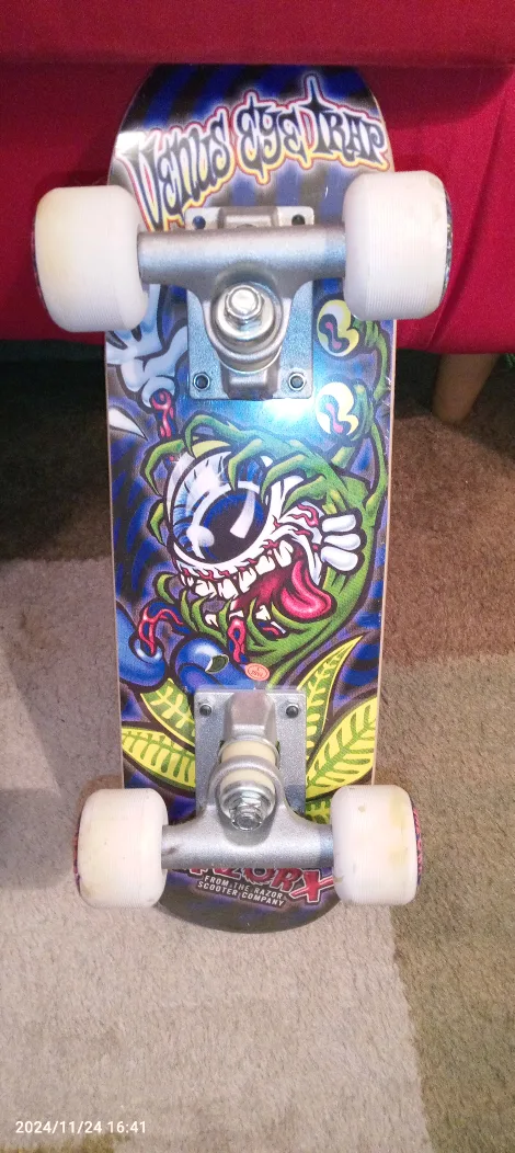 Display skateboard thumbnail