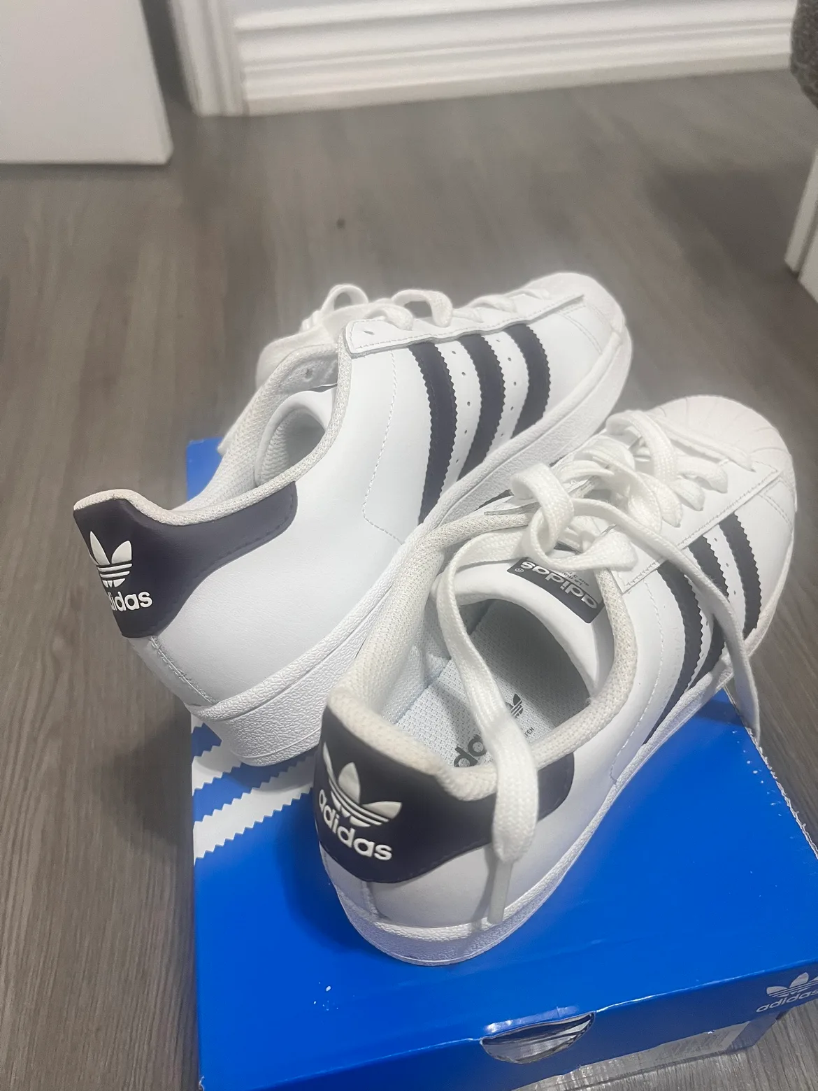 Adidas brand new sneakers US 7, women image indicator(2)