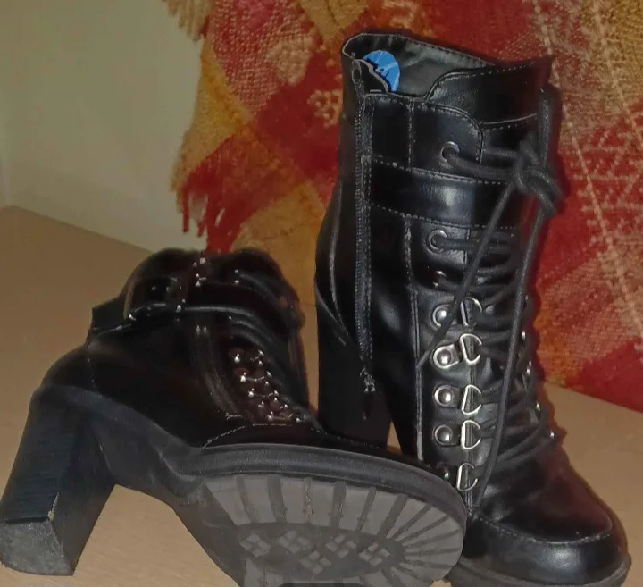 Black Women's Ankle Boots image indicator(4)
