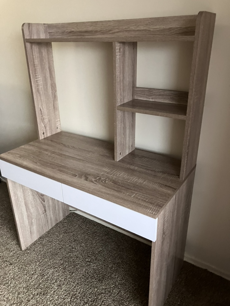 Gorgeous desk with beautiful (removable) hutch - photo 3