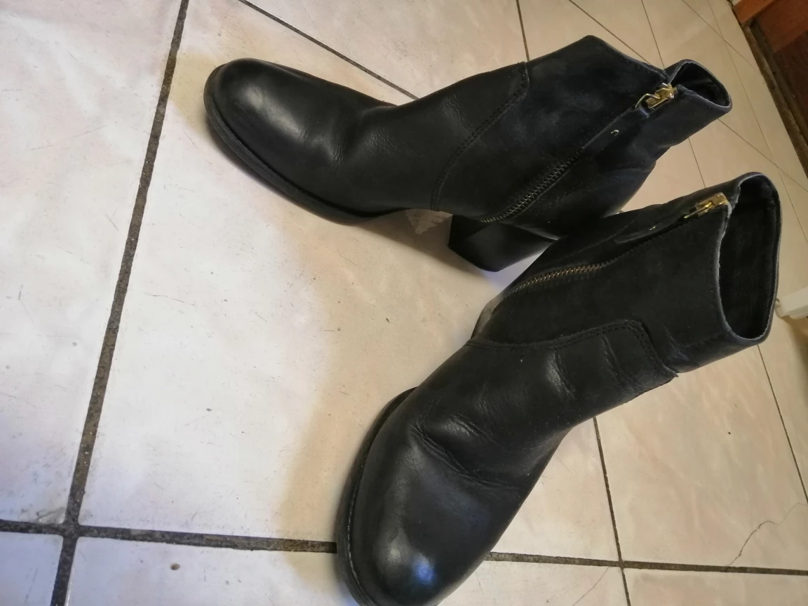 Black leather ankle boots - photo 2