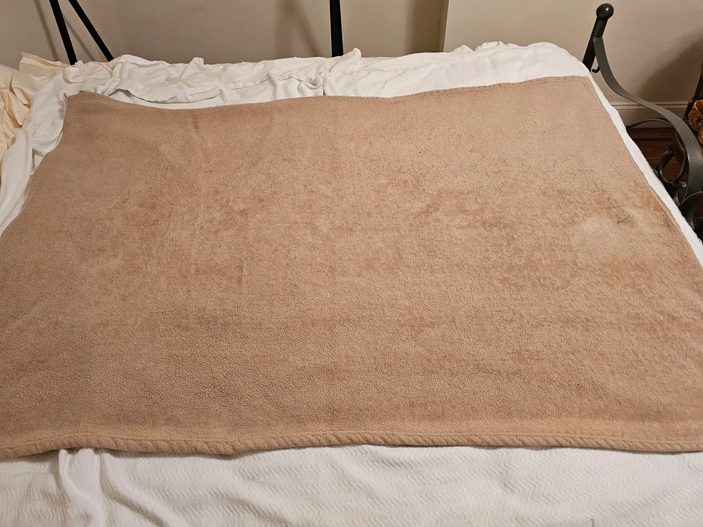 Blankets and throws in nice condition! image indicator(3)