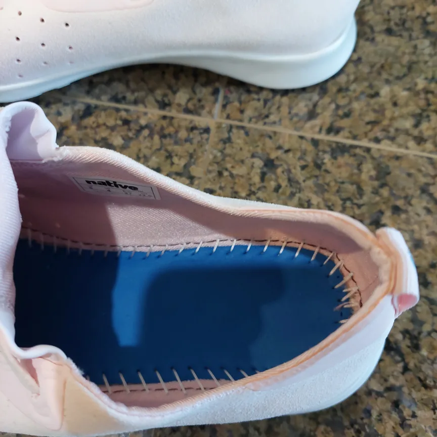 Native Women's Shoes Size 5 US image indicator(4)