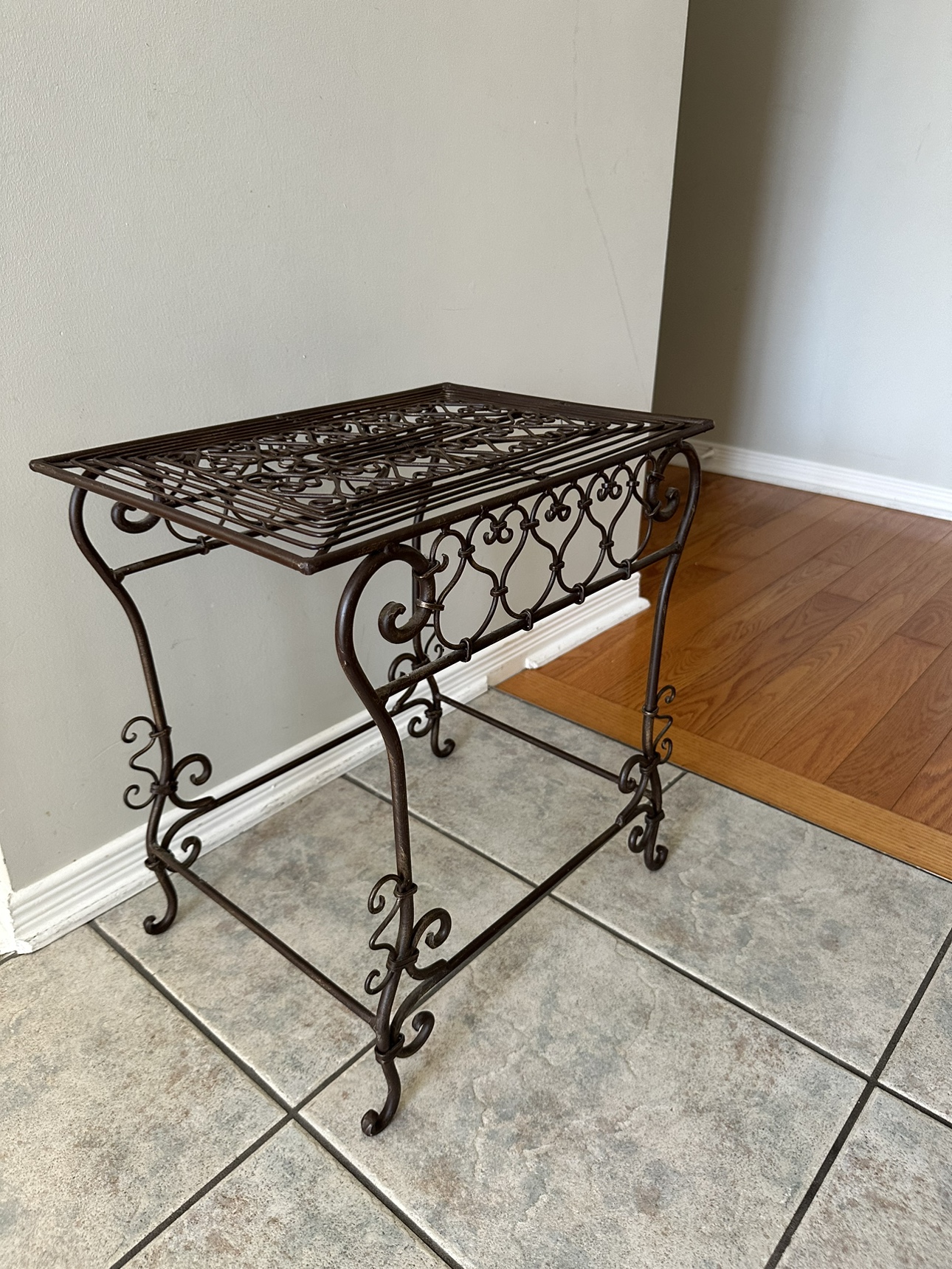 Metal Side Table or plant stand in excellent condition