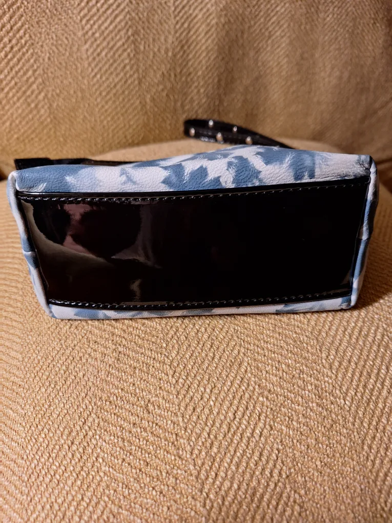 Small Blue & White Tie-Dye Pattern Makeup Bag image indicator(3)