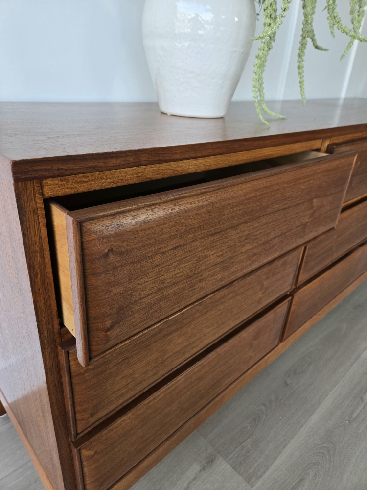 1960s 'HPL' Triple Dresser - photo 3