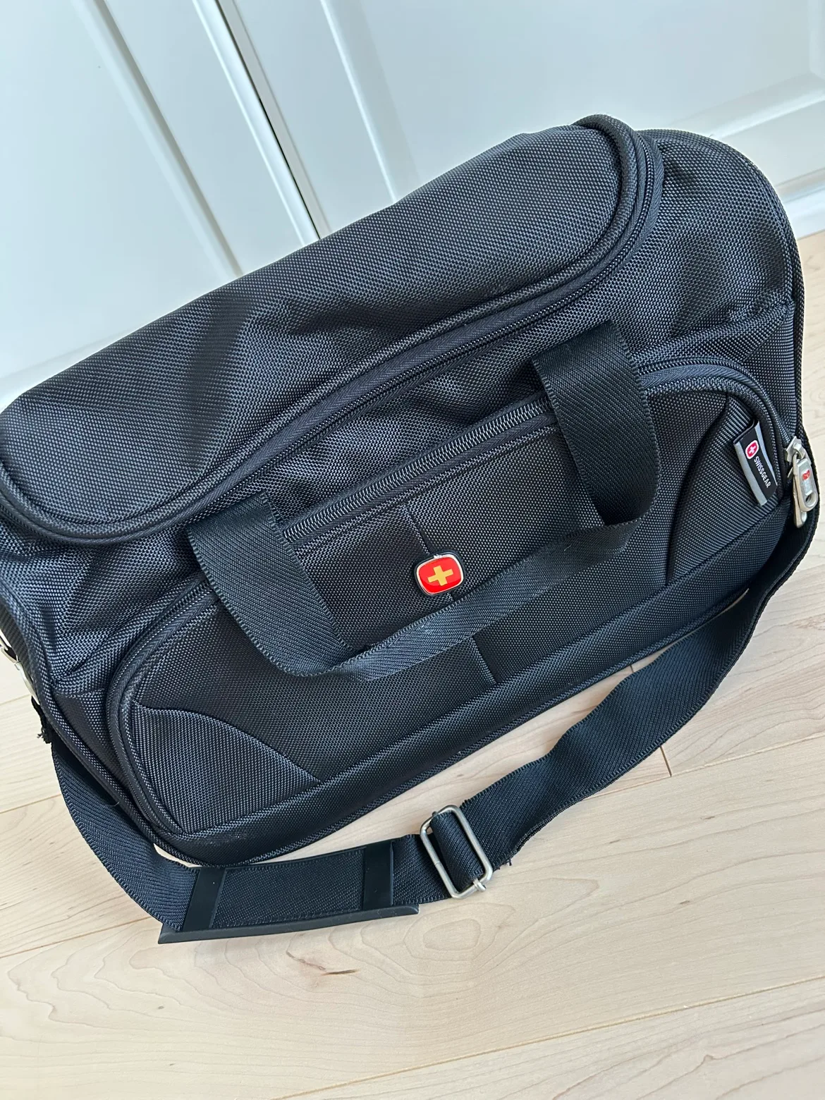 SwissGear Travel Duffle & Toiletry Bag image indicator(2)