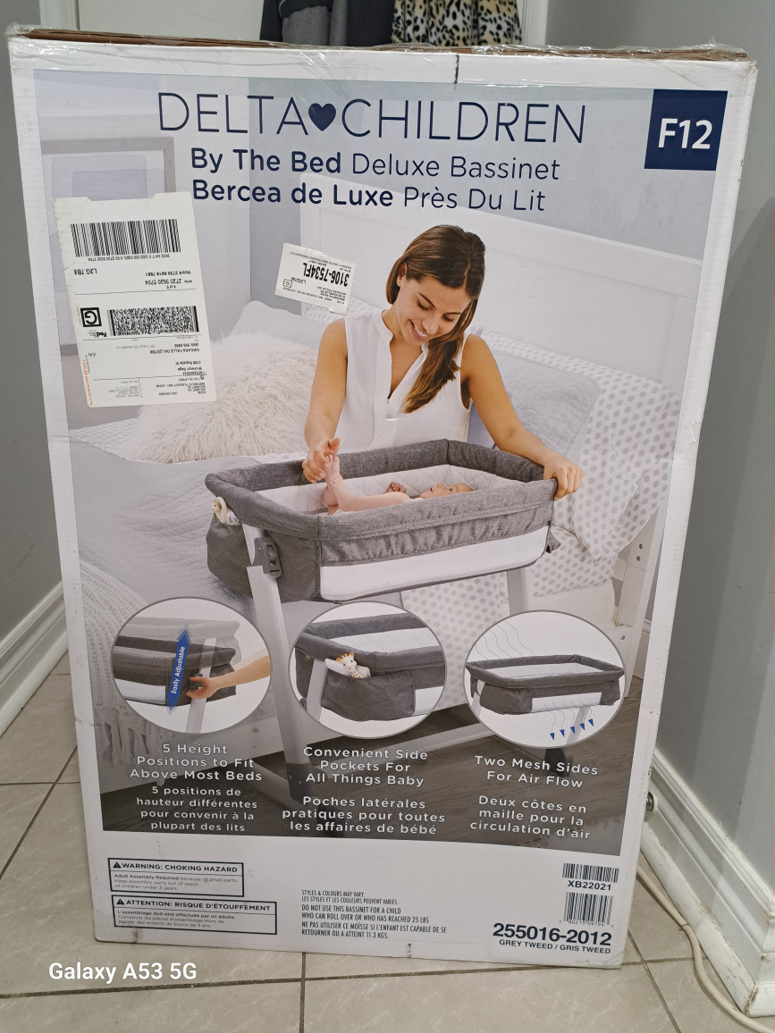Delta Children By The Bed Deluxe Bassinet