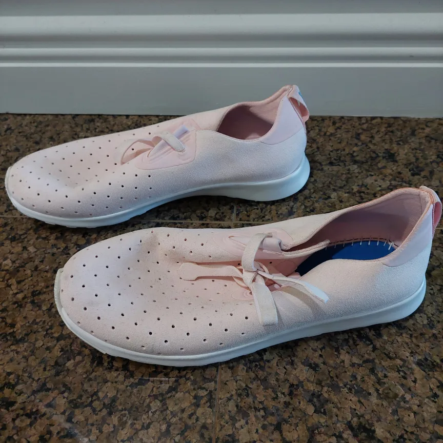 Native Women's Shoes Size 5 US image indicator(2)