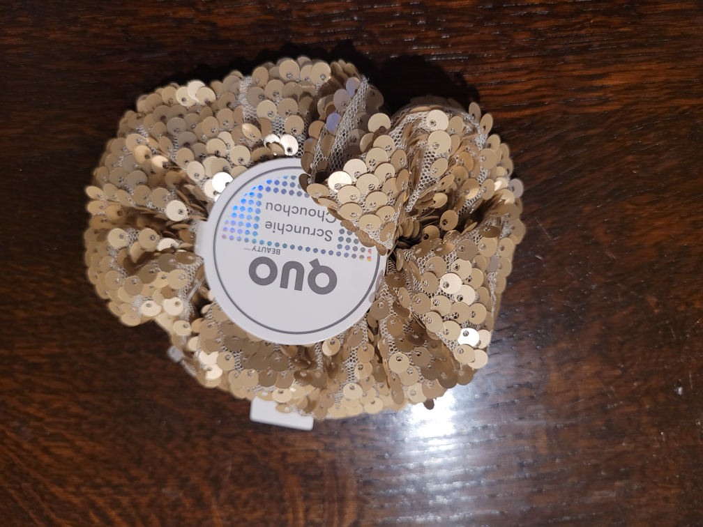 QUO Beauty Scrunchie