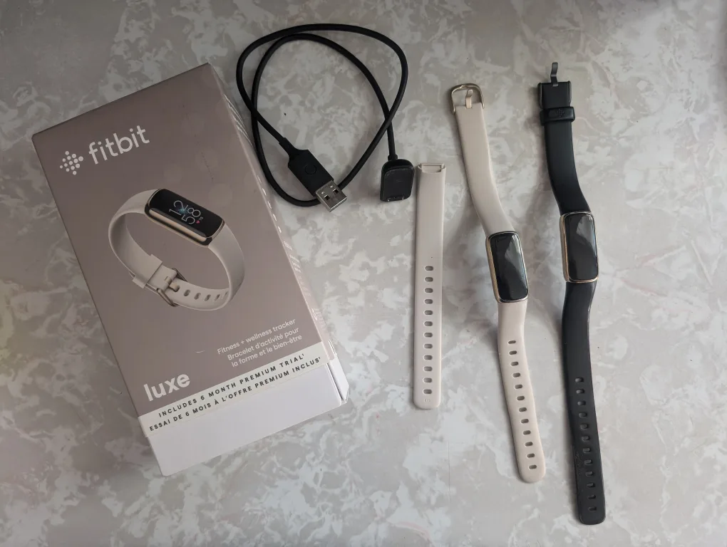 🧡 Fitbit Luxe Fitness Tracker with Extra Bands 🧡 image indicator(2)