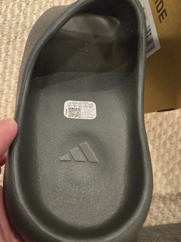 Adidas Yeezy Slide Dark Onyx Size 9 image indicator(3)