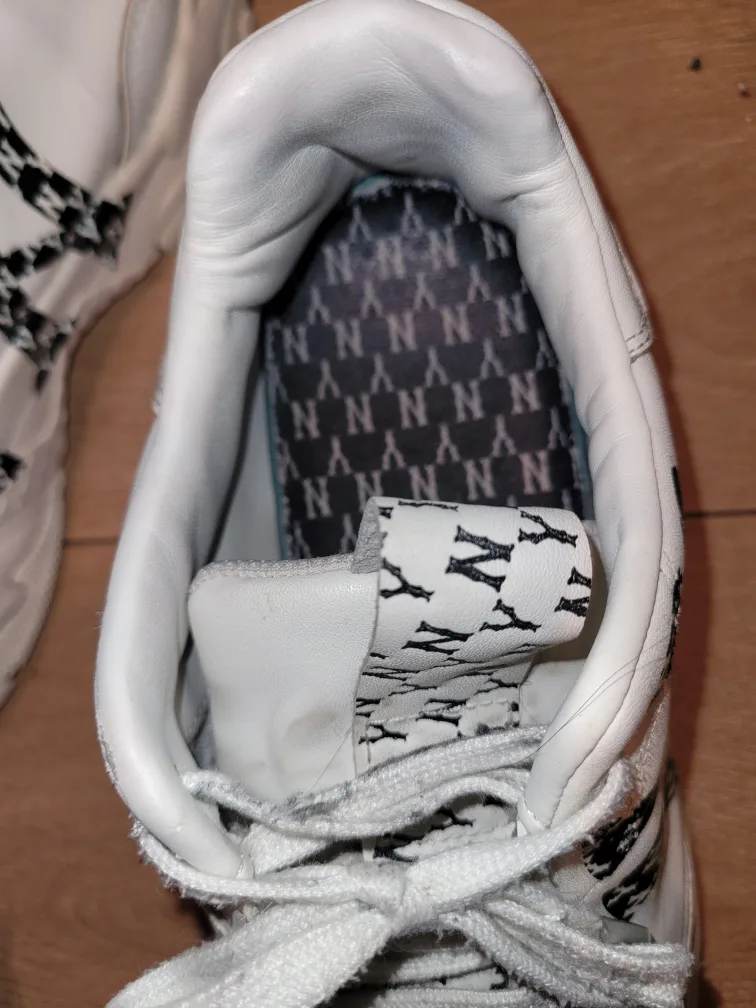 MLB New York Yankees White Sneakers image indicator(4)