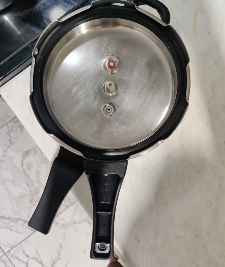 Prestige Deluxe Plus 3L Pressure Cooker with extra gasket