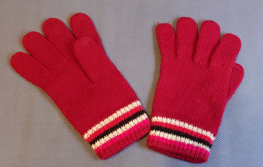 Guess Red Winter Hat, Scarf and Gloves Set image indicator(4)