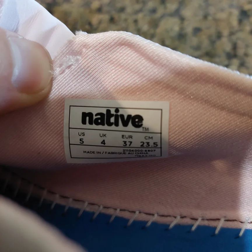 Native Women's Shoes Size 5 US image indicator(3)