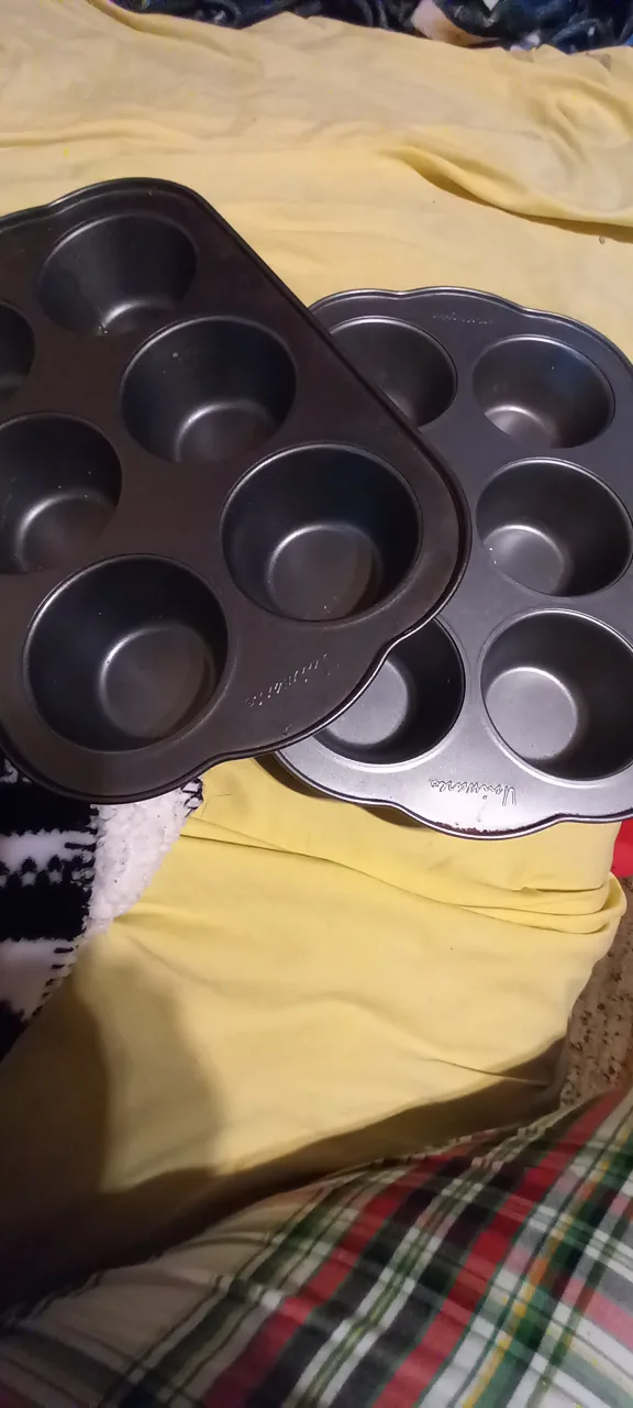 2 cupcake makers image indicator(2)