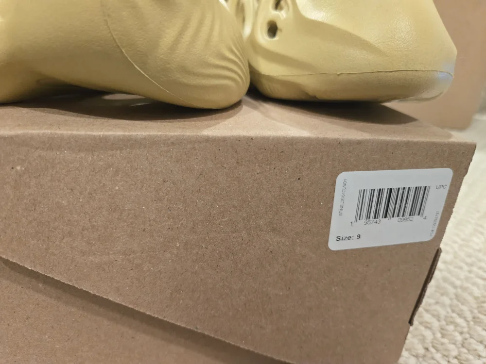 Adidas Yeezy Foam Runner Sulfur Size 9 image indicator(4)