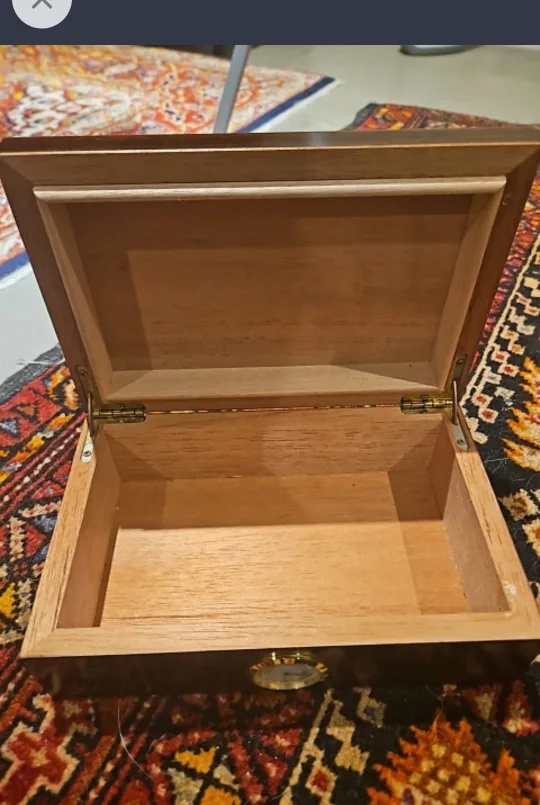 Cedar wood. cigar humidor with Hygrometer image indicator(2)