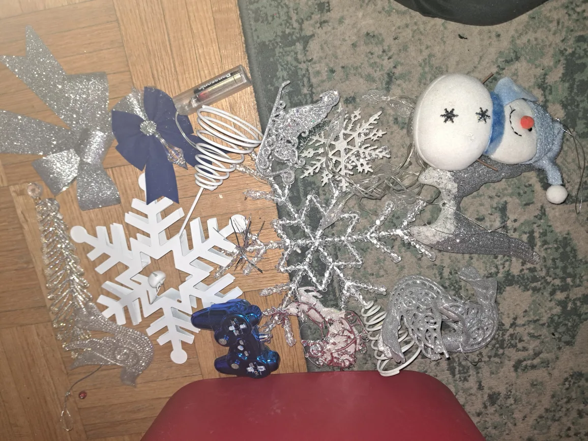silver, blue and white christmas decor and ornaments image indicator(3)