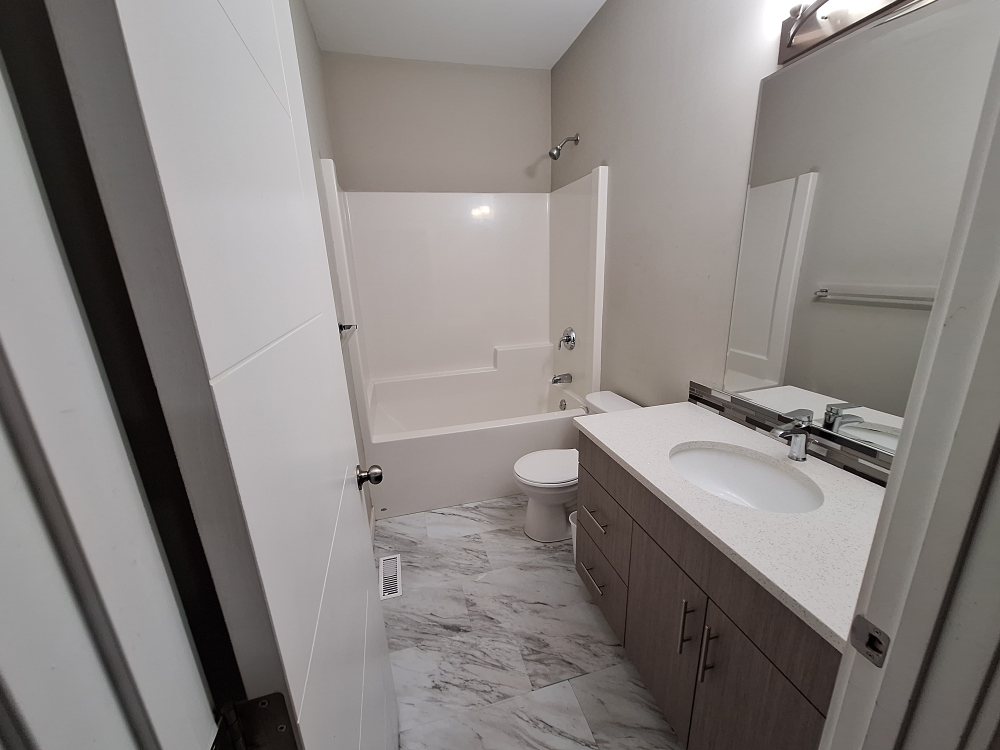 5 Bedroom Townhouse with a Den for Rent - photo 5
