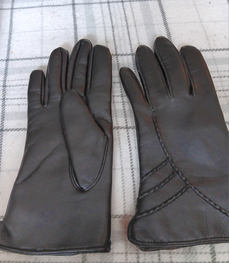 Black Leather Gloves with Fur Lining