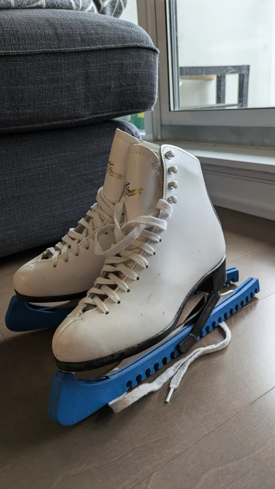 Sonjia Bronze Canada FIGURE ICE SKATES Boot & Plates image indicator(2)