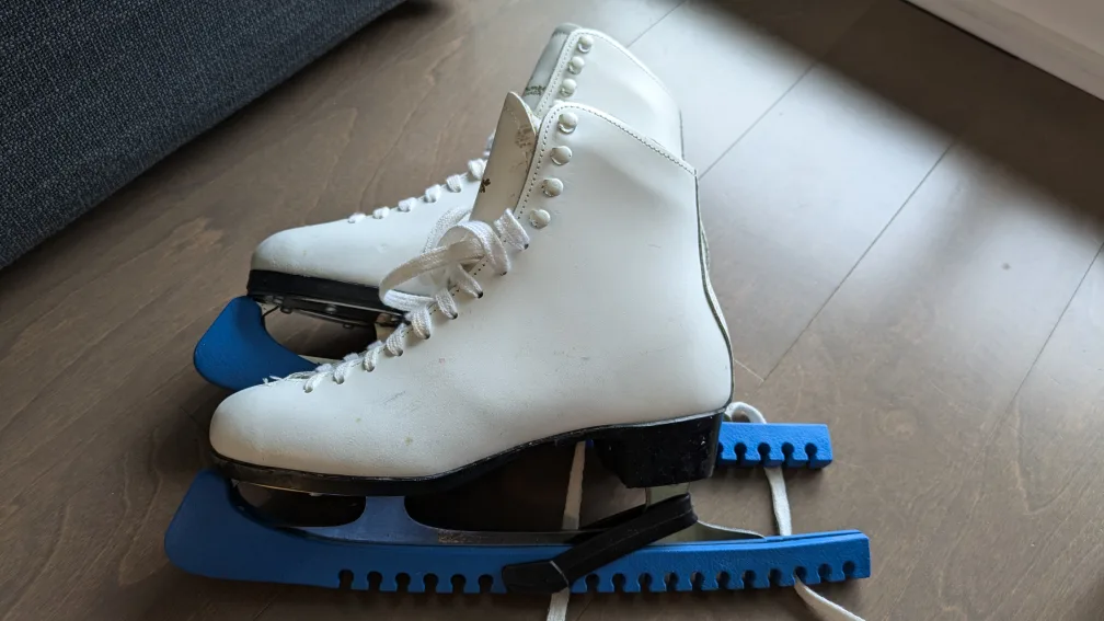 Sonjia Bronze Canada FIGURE ICE SKATES Boot & Plates image indicator(3)