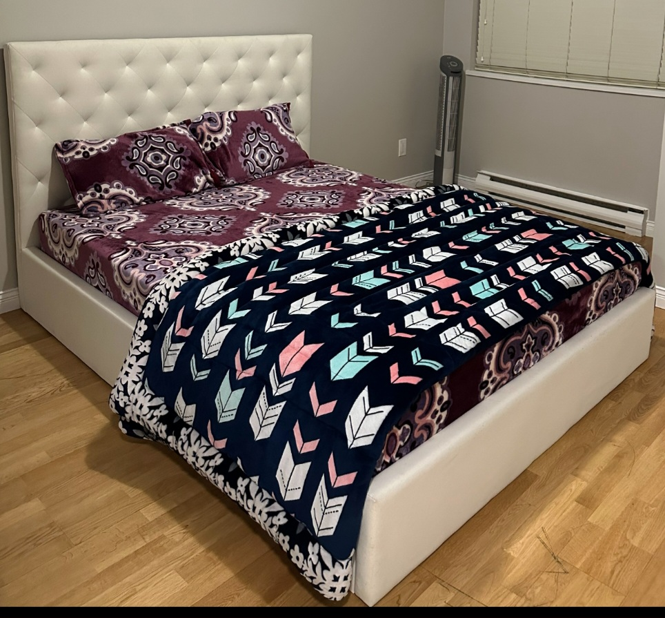 Queen Size bed with memory foam mattress