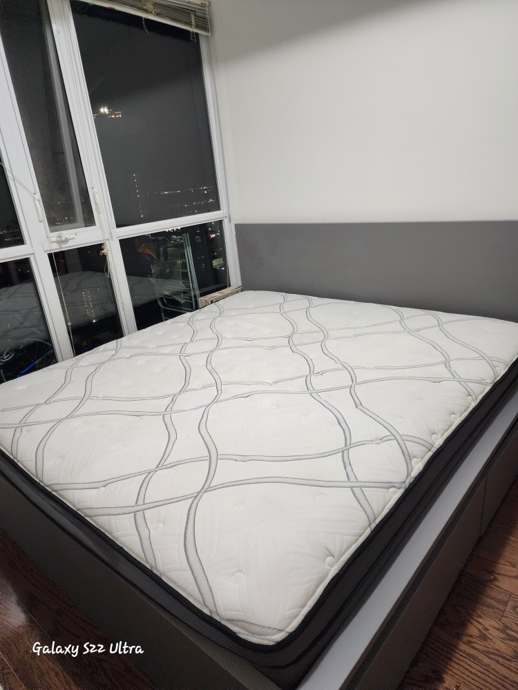 king Mattress with matress protector - photo 2