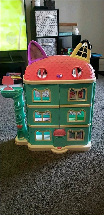Gabby's dollhouse with 2 rooms