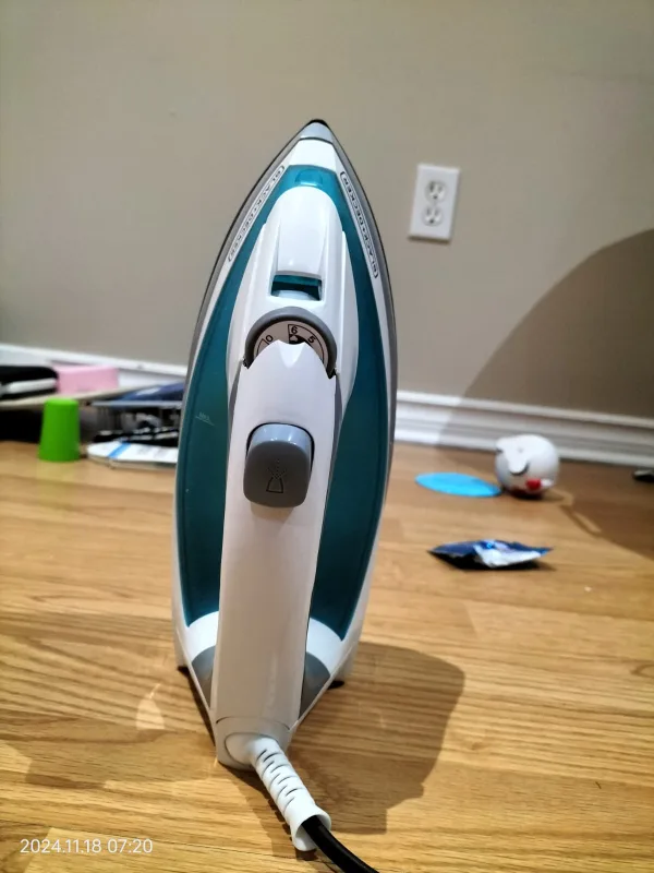 Black+Decker Iron thumbnail