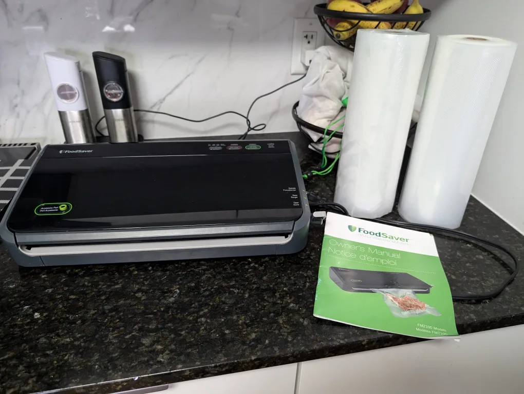 Foodsaver FM2100 vacuum sealer with user manual & 2 rolls. thumbnail
