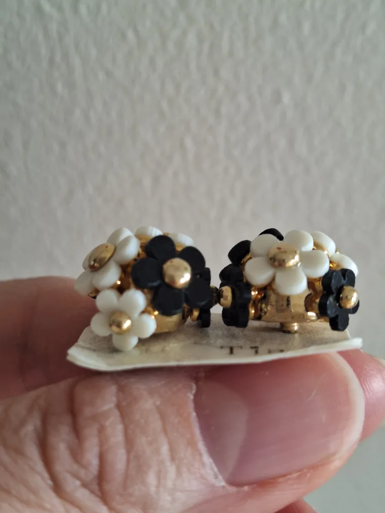 Black and White Flower Stud Earrings image indicator(2)