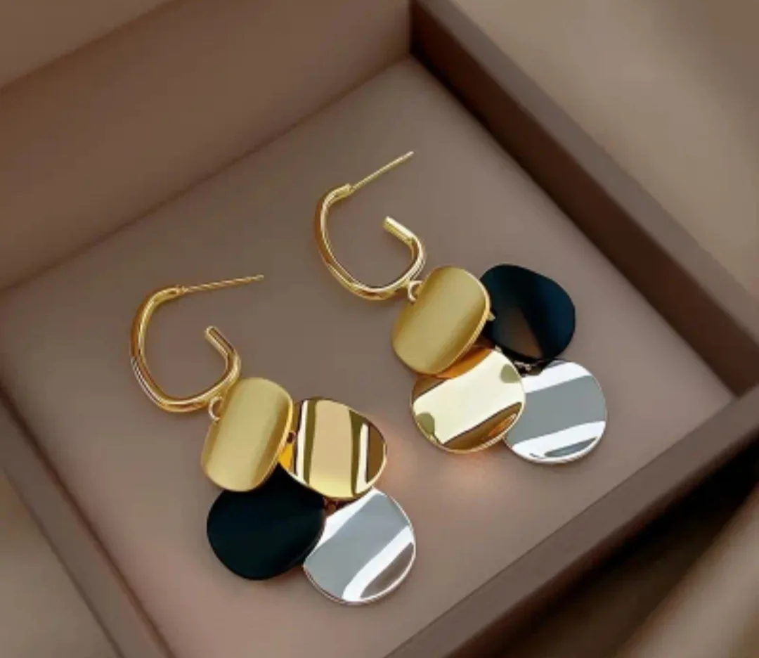 Gold and Black Geometric Earrings image indicator(2)