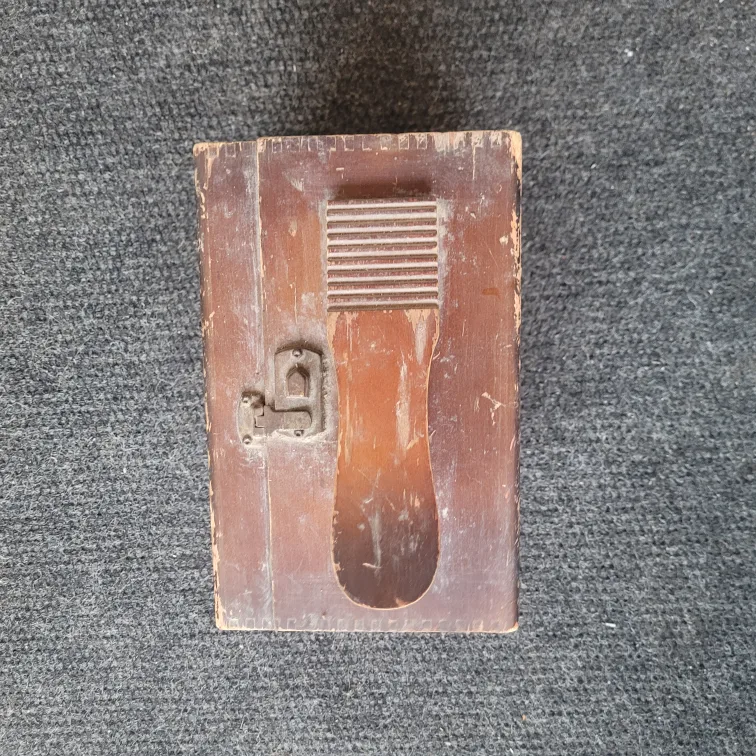 Antique Shoe Polishing Box image indicator(3)