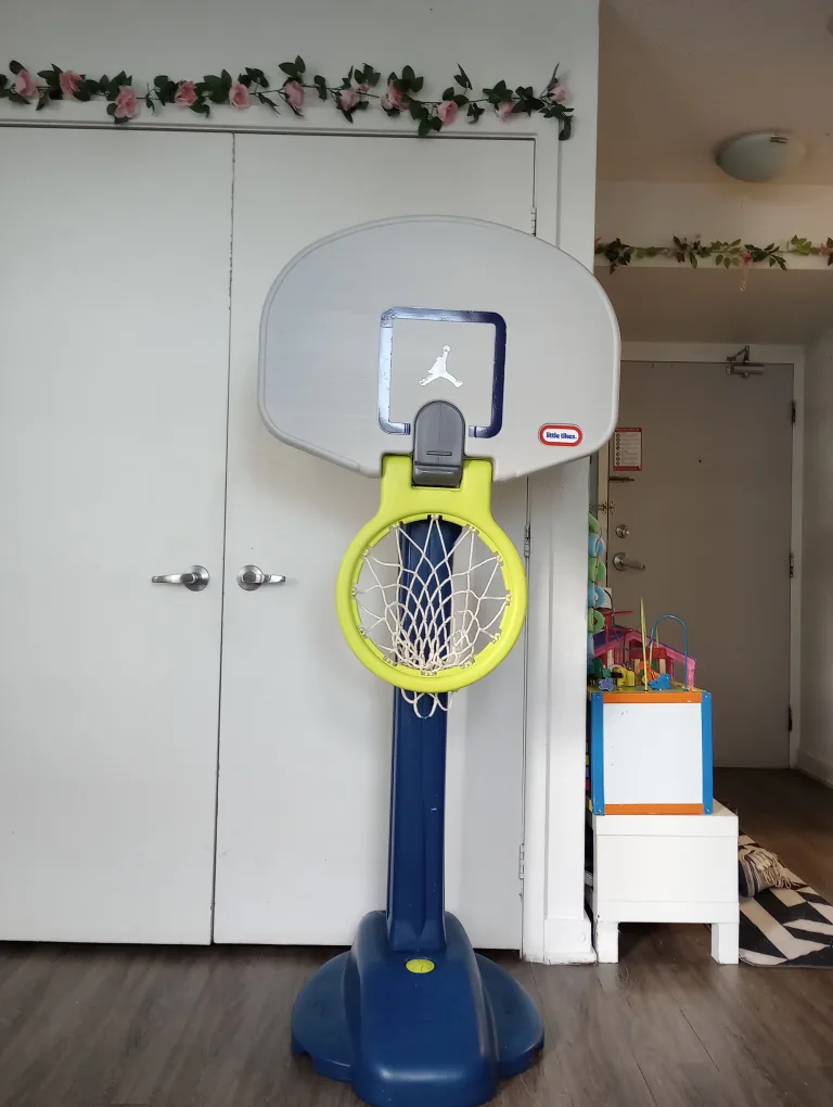 Little Tikes Basketball Set thumbnail